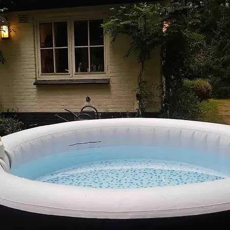 Paulus Aan De Bos Met Hot Tub 木屋 *